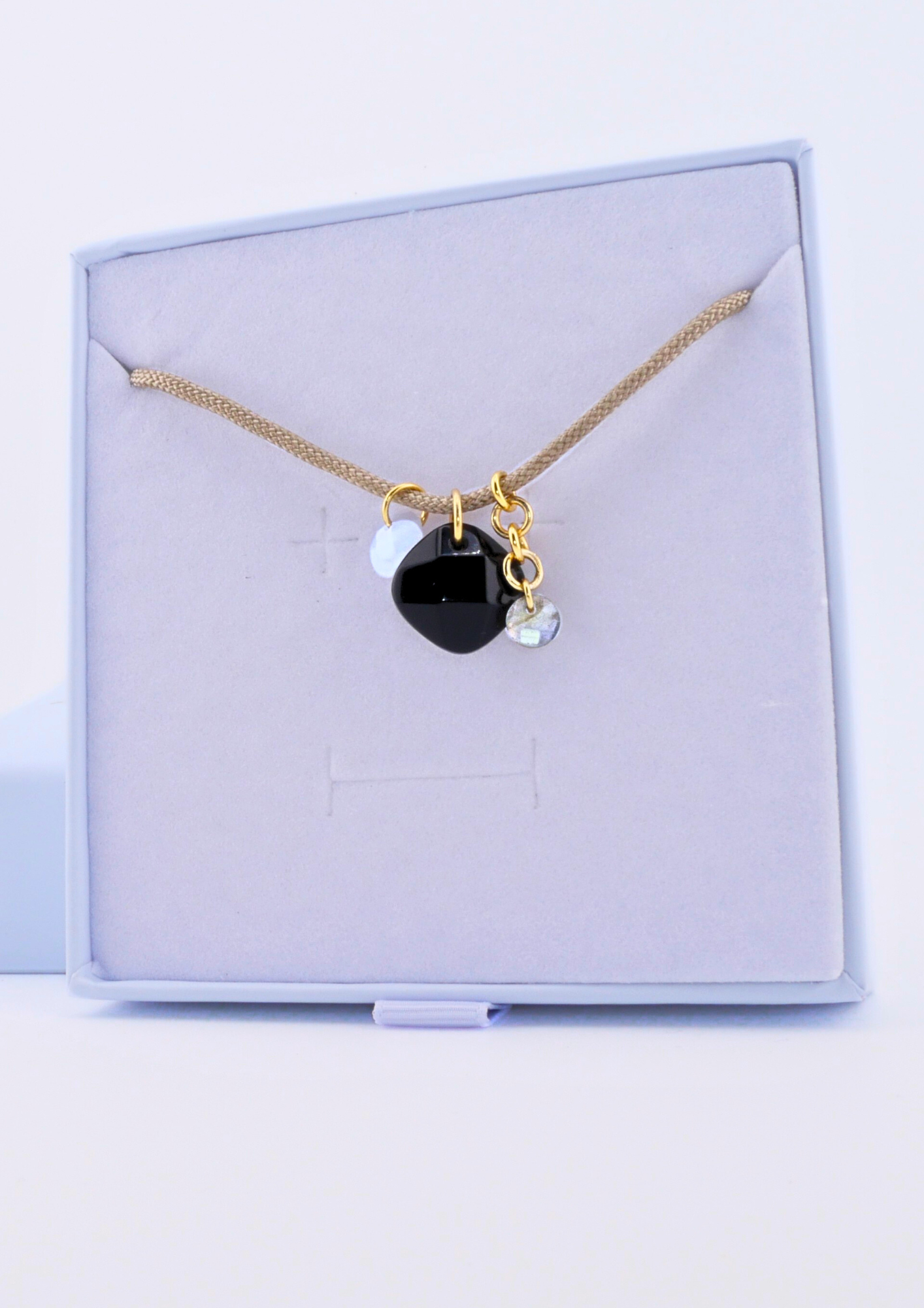 Collier Éclat Obscur en obsidienne noire, bijou au style minimaliste.