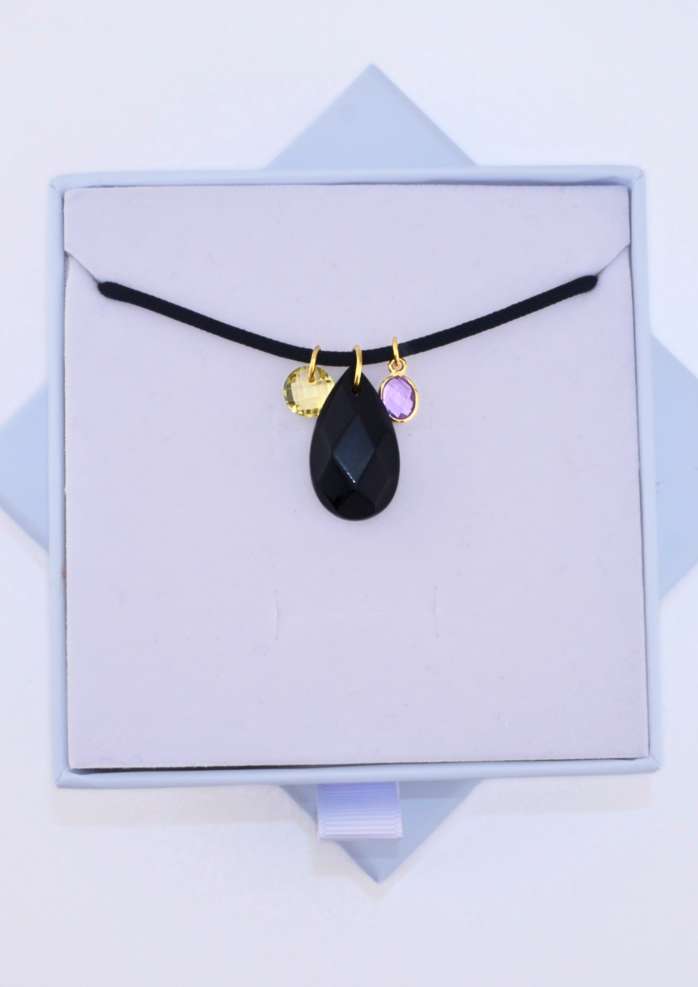 Collier goutte arcane en obsidienne noire, bijou protecteur élégant.