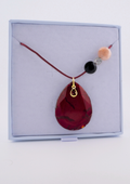 Collier résine fleurs naturelles roses avec perles précieuses, bijou raffiné et élégant.