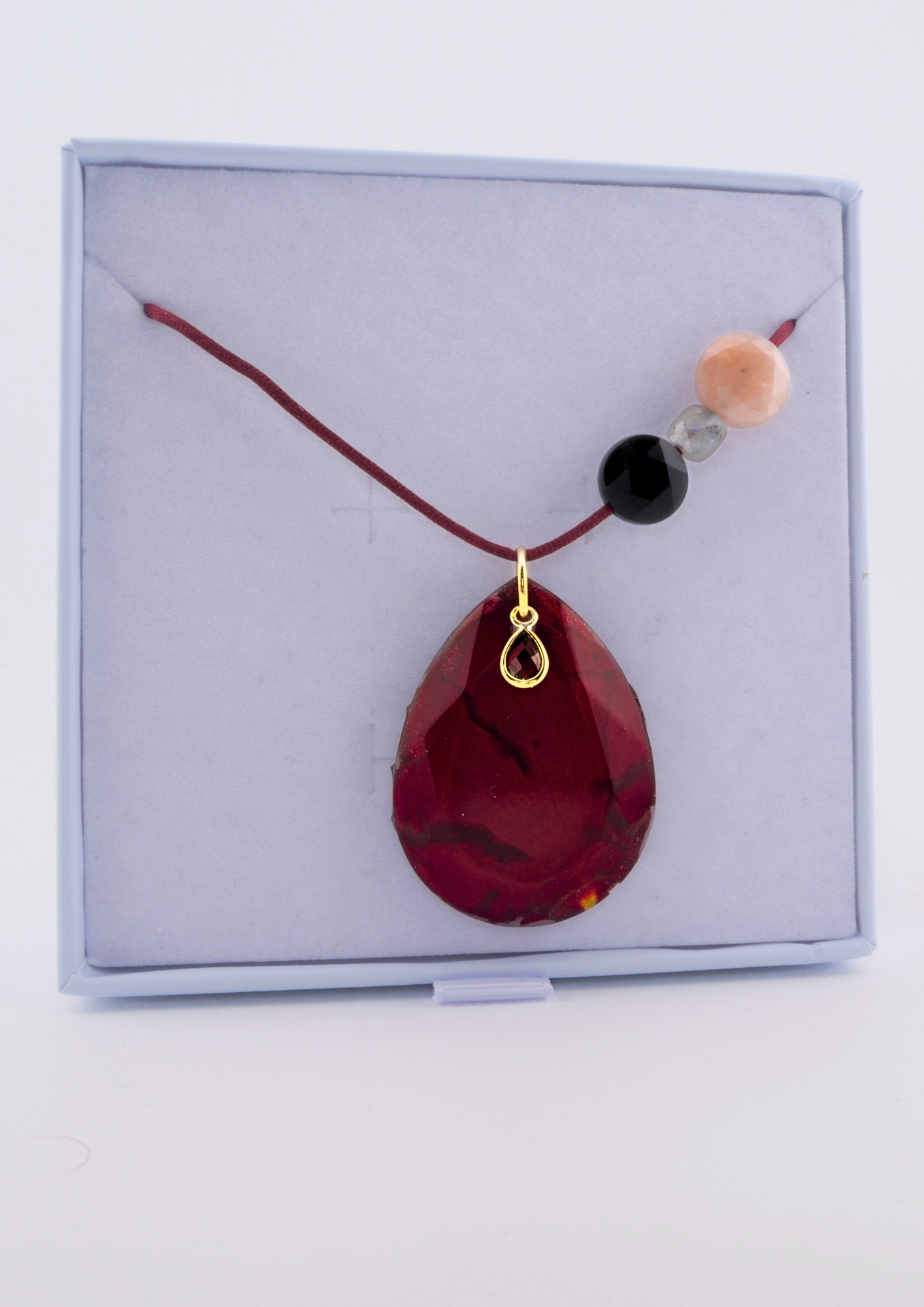 Collier résine fleurs naturelles roses avec perles précieuses, bijou raffiné et élégant.