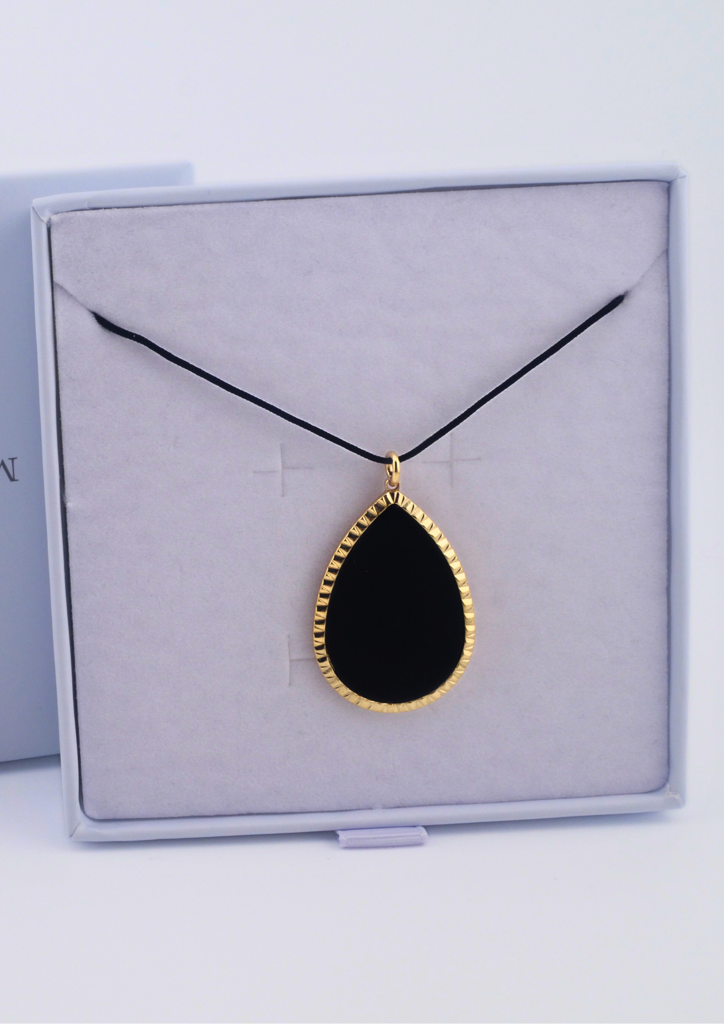 Collier Minuit Doré en agate noire avec bordure dorée élégante.