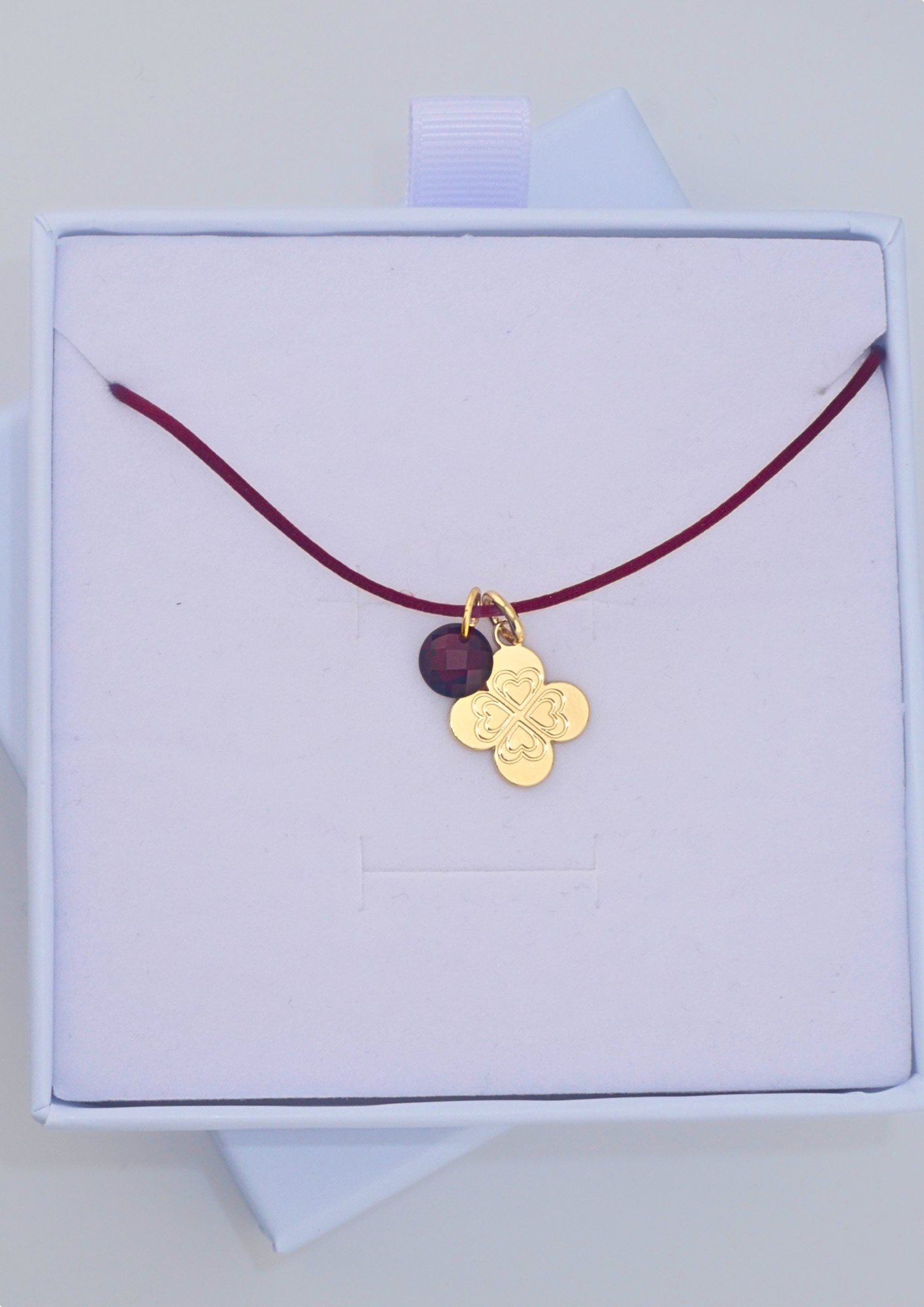 Collier plaqué or trèfle romance avec pierre grenat rouge, bijou porte-bonheur.