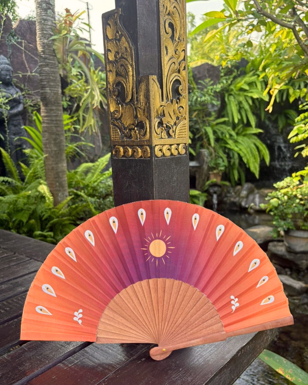 éventail artisanal orange motif soleil style bohème