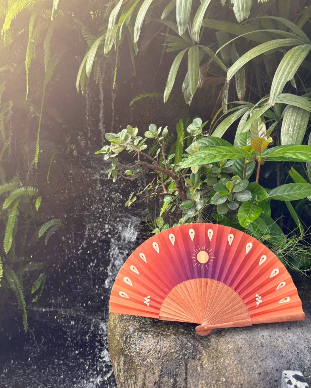 éventail artisanal orange motif soleil style bohème