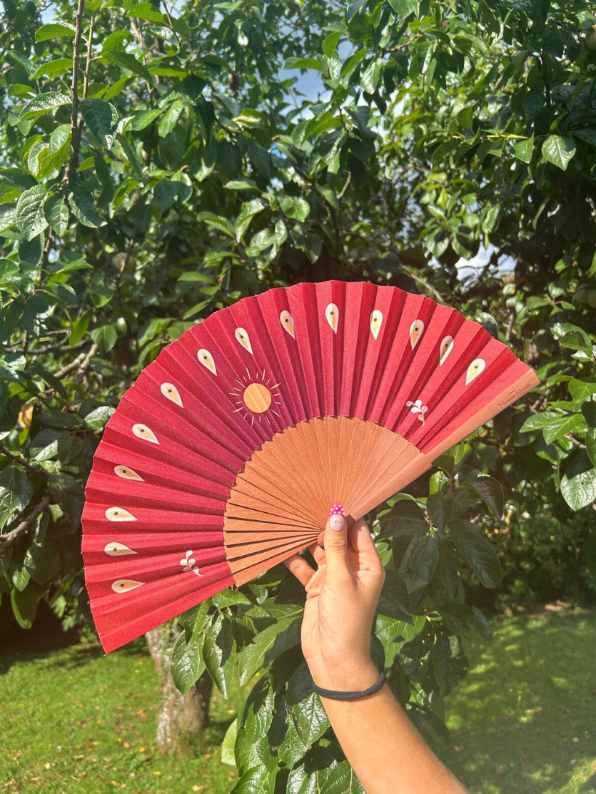 éventail artisanal rouge motif soleil style bohème