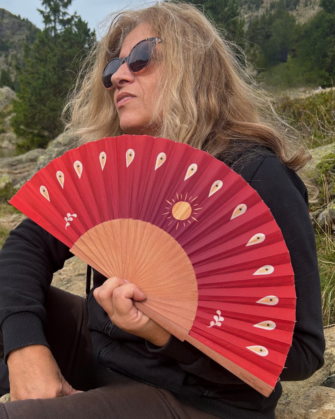 éventail artisanal rouge motif soleil style bohème